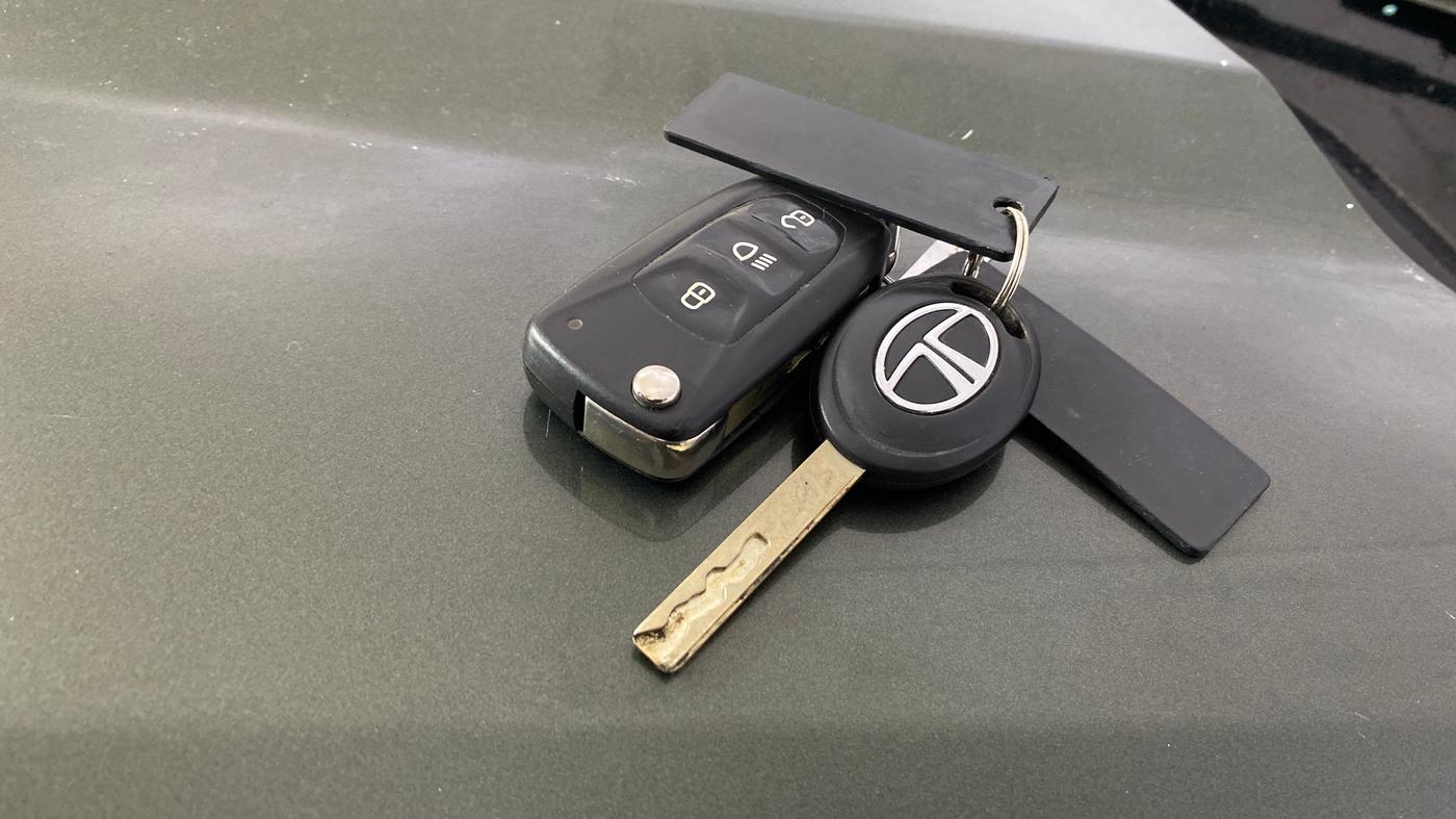 2022 Tata NEXON XZ PETROL, Petrol, Manual, 28,250 km, Key Close Up