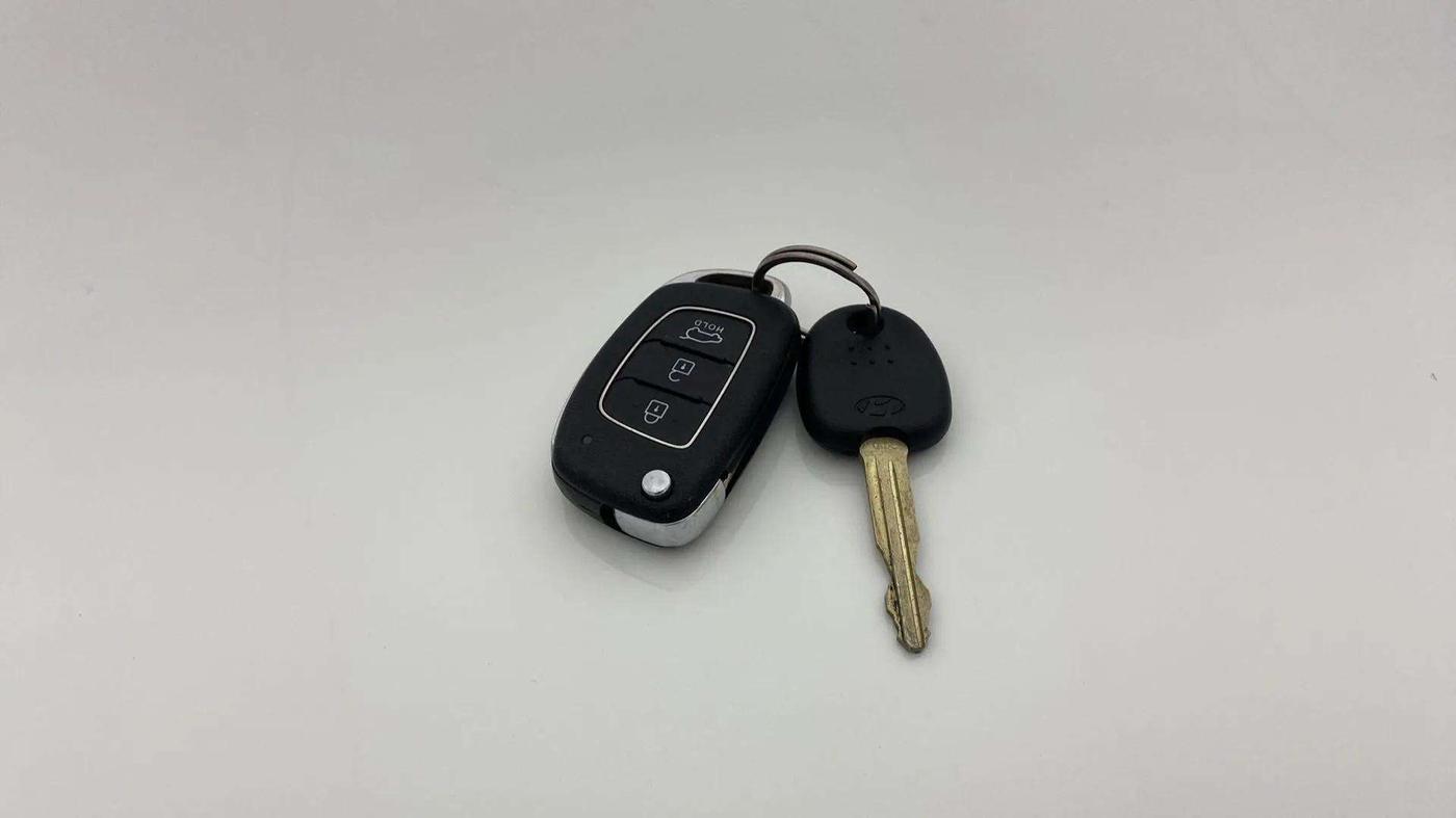 2020 Hyundai VENUE S 1.2, Petrol, Manual, 29,392 km, Key Close Up