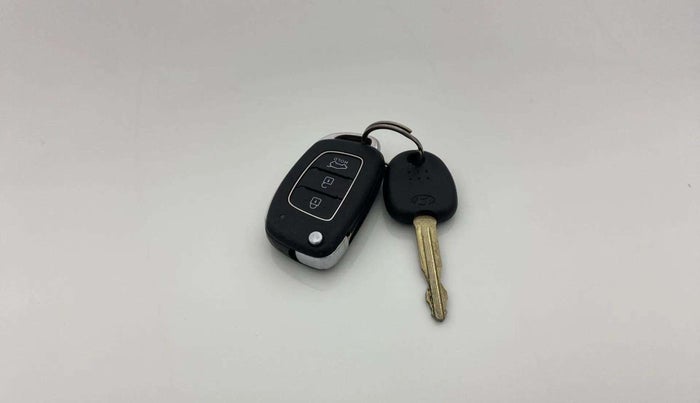 2020 Hyundai VENUE S 1.2, Petrol, Manual, 29,392 km, Key Close Up