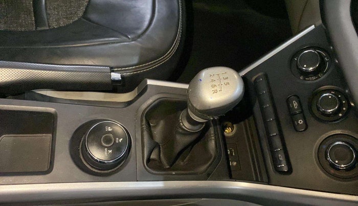 2019 Tata NEXON XM PETROL, Petrol, Manual, 56,665 km, Gear lever - Knob cover torn