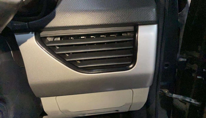 2018 Tata NEXON XM PETROL, Petrol, Manual, 48,596 km, AC Unit - Front vent has minor damage