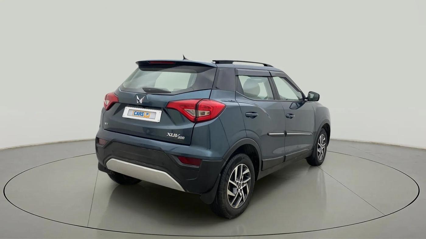 2022 Mahindra XUV300 W8 (O) 1.2 PETROL, Petrol, Manual, 29,320 km, Right Back Diagonal