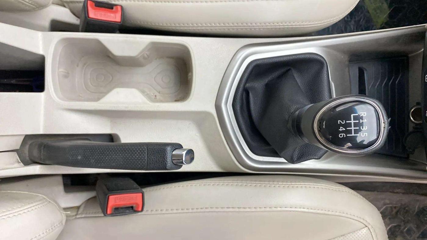 2022 Mahindra XUV300 W8 (O) 1.2 PETROL, Petrol, Manual, 29,320 km, Gear Lever