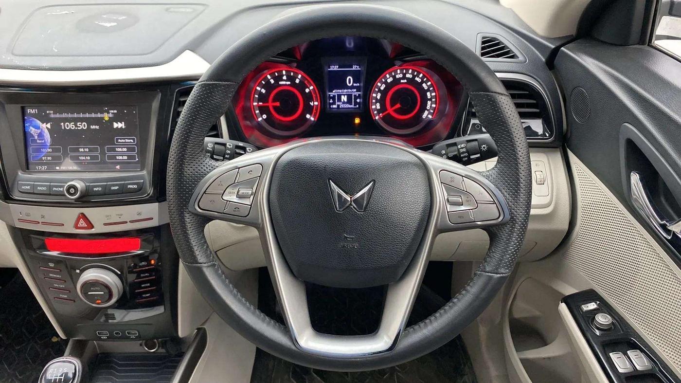 2022 Mahindra XUV300 W8 (O) 1.2 PETROL, Petrol, Manual, 29,320 km, Steering Wheel Close Up