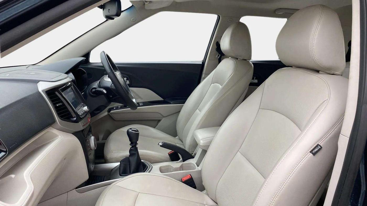 2022 Mahindra XUV300 W8 (O) 1.2 PETROL, Petrol, Manual, 29,320 km, Right Side Front Door Cabin