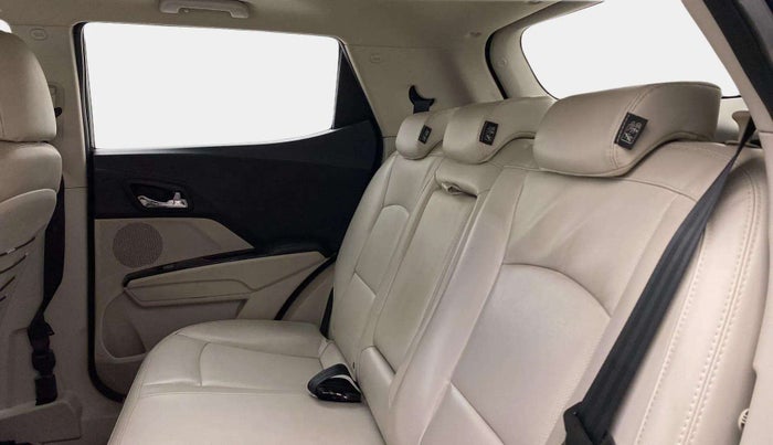 2022 Mahindra XUV300 W8 (O) 1.2 PETROL, Petrol, Manual, 29,320 km, Right Side Rear Door Cabin
