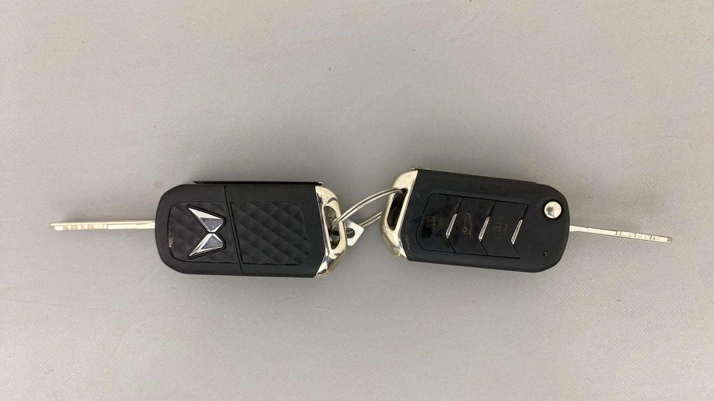 2022 Mahindra XUV300 W8 (O) 1.2 PETROL, Petrol, Manual, 29,320 km, Key Close Up