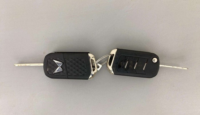 2022 Mahindra XUV300 W8 (O) 1.2 PETROL, Petrol, Manual, 29,320 km, Key Close Up