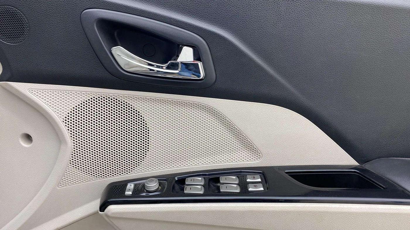 2022 Mahindra XUV300 W8 (O) 1.2 PETROL, Petrol, Manual, 29,320 km, Driver Side Door Panels Control