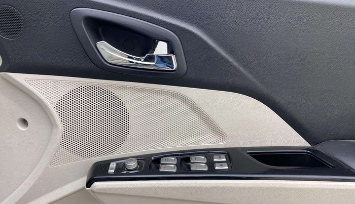 2022 Mahindra XUV300 W8 (O) 1.2 PETROL, Petrol, Manual, 29,320 km, Driver Side Door Panels Control