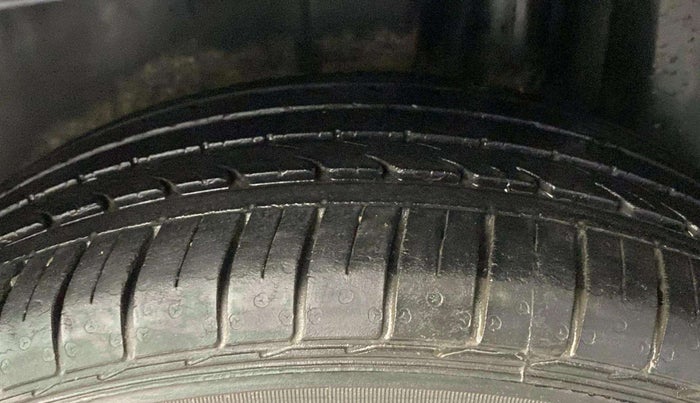 2019 Maruti Ciaz ALPHA  AT 1.5 SHVS PETROL, Petrol, Automatic, 21,578 km, Left Front Tyre Tread