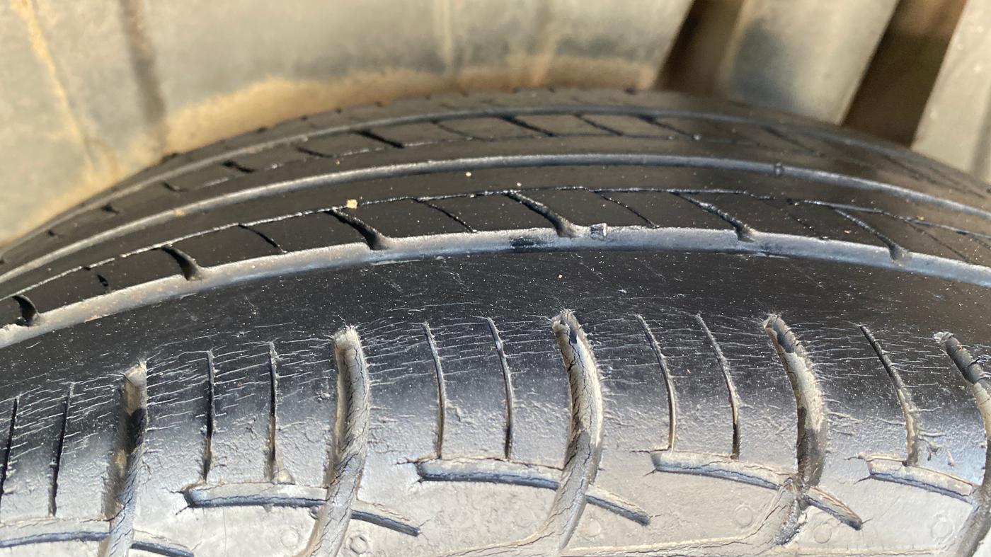 2019 Maruti XL6 ALPHA AT, Petrol, Automatic, 1,24,575 km, Left Rear Tyre Tread