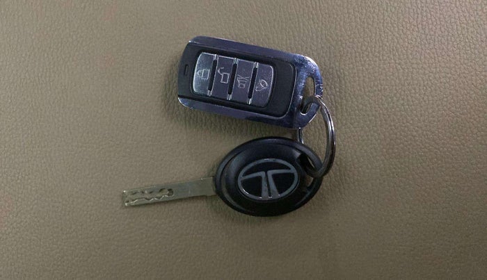 2020 Tata ALTROZ XE PETROL, Petrol, Manual, 7,371 km, Key Close Up