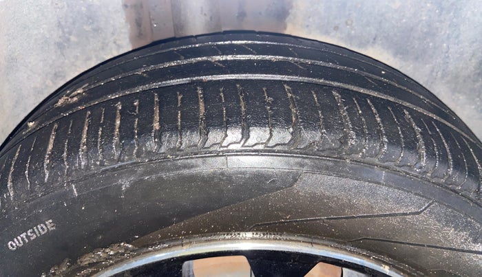 2015 Skoda Rapid 1.5 TDI CR AMBITION PLUS, Diesel, Manual, 1,28,085 km, Right Rear Tyre Tread