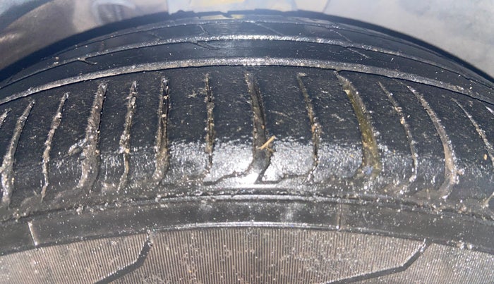 2015 Skoda Rapid 1.5 TDI CR AMBITION PLUS, Diesel, Manual, 1,28,085 km, Right Front Tyre Tread