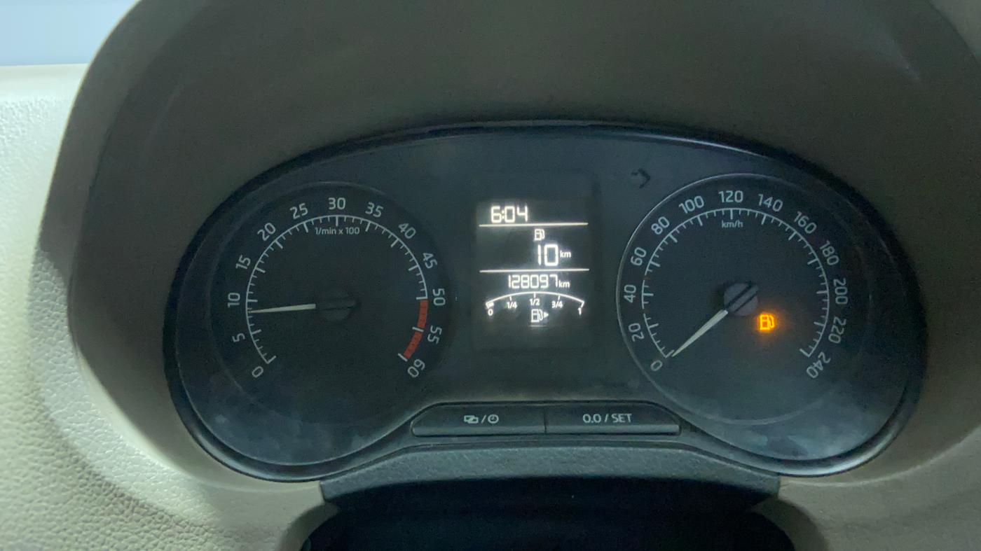 2015 Skoda Rapid 1.5 TDI CR AMBITION PLUS, Diesel, Manual, 1,28,008 km, Odometer Image