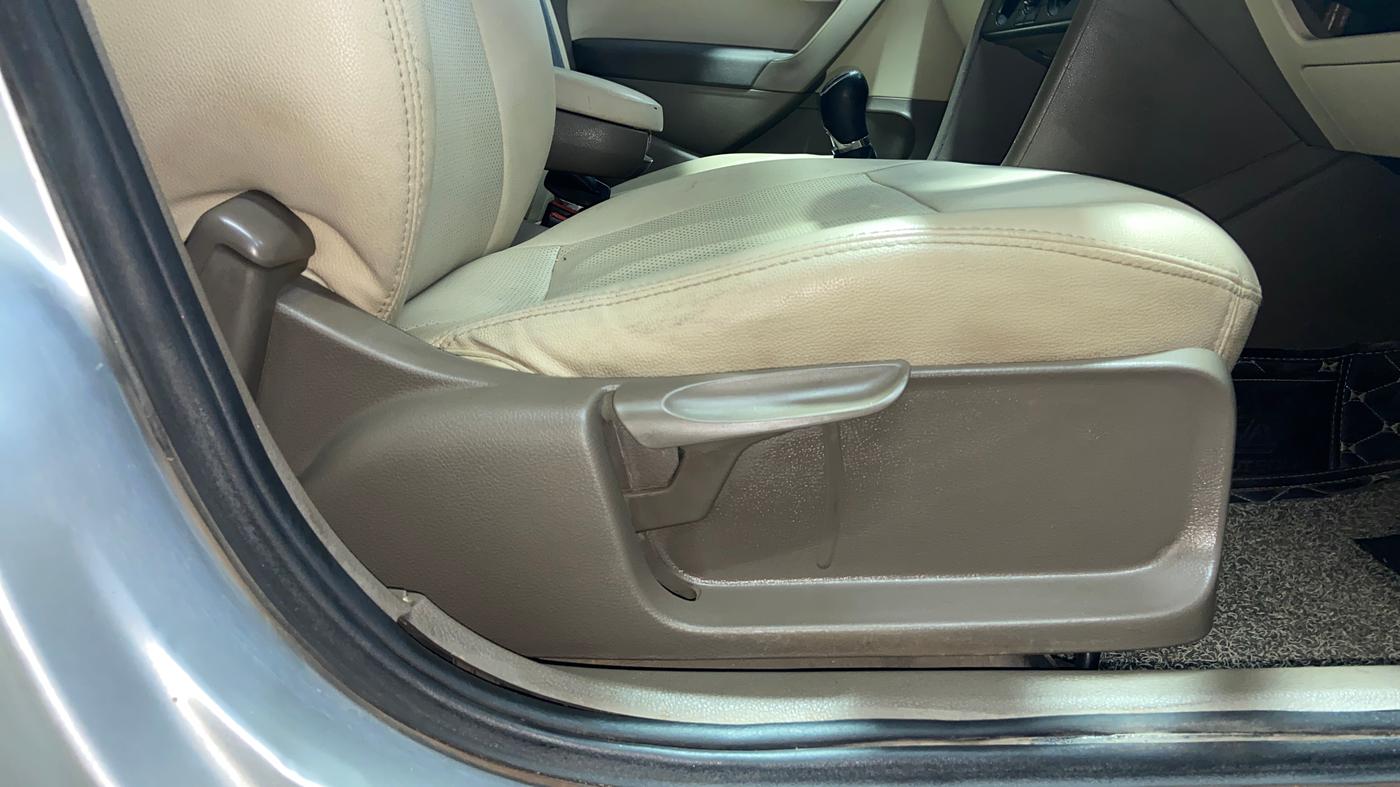 2015 Skoda Rapid 1.5 TDI CR AMBITION PLUS, Diesel, Manual, 1,28,008 km, Driver Side Adjustment Panel