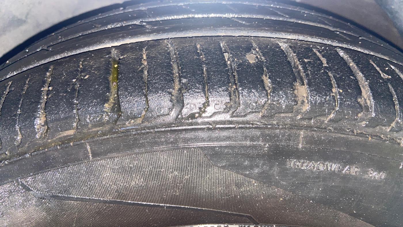2015 Skoda Rapid 1.5 TDI CR AMBITION PLUS, Diesel, Manual, 1,28,008 km, Left Front Tyre Tread