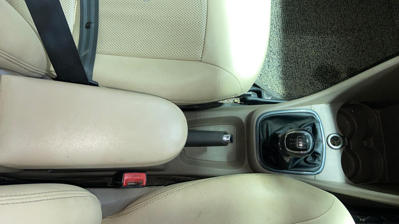2015 Skoda Rapid 1.5 TDI CR AMBITION PLUS, Diesel, Manual, 1,28,008 km, Gear Lever