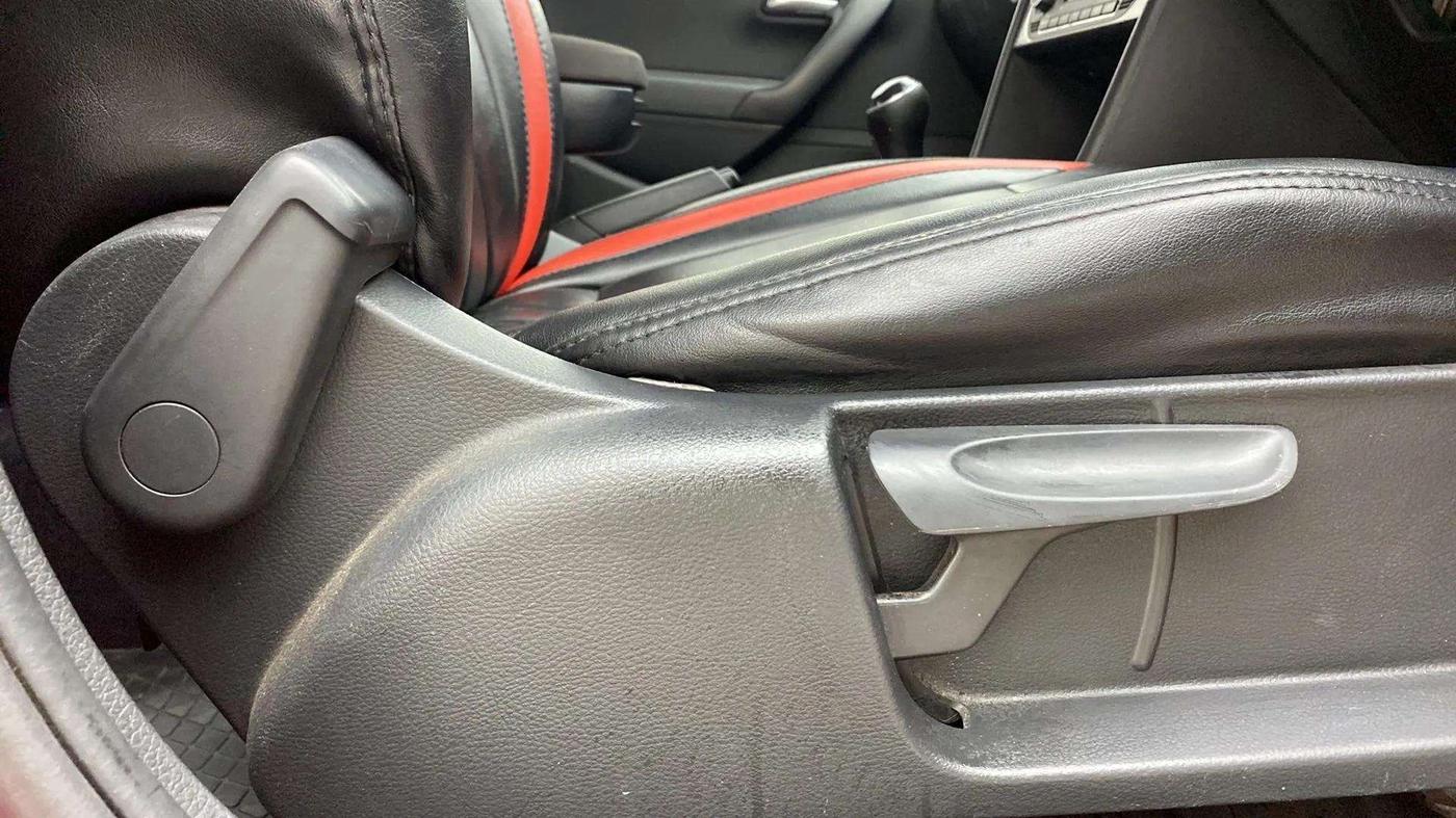 2018 Volkswagen Polo HIGHLINE 1.0L, Petrol, Manual, 76,779 km, Driver Side Adjustment Panel