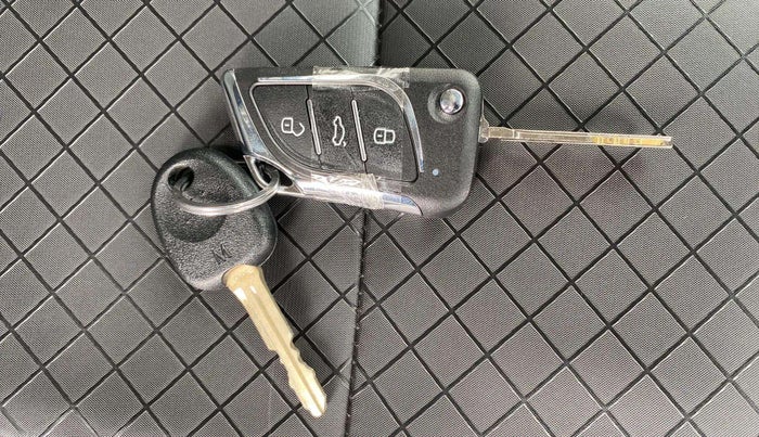2022 Hyundai VENUE S 1.2, Petrol, Manual, 40,165 km, Key Close Up