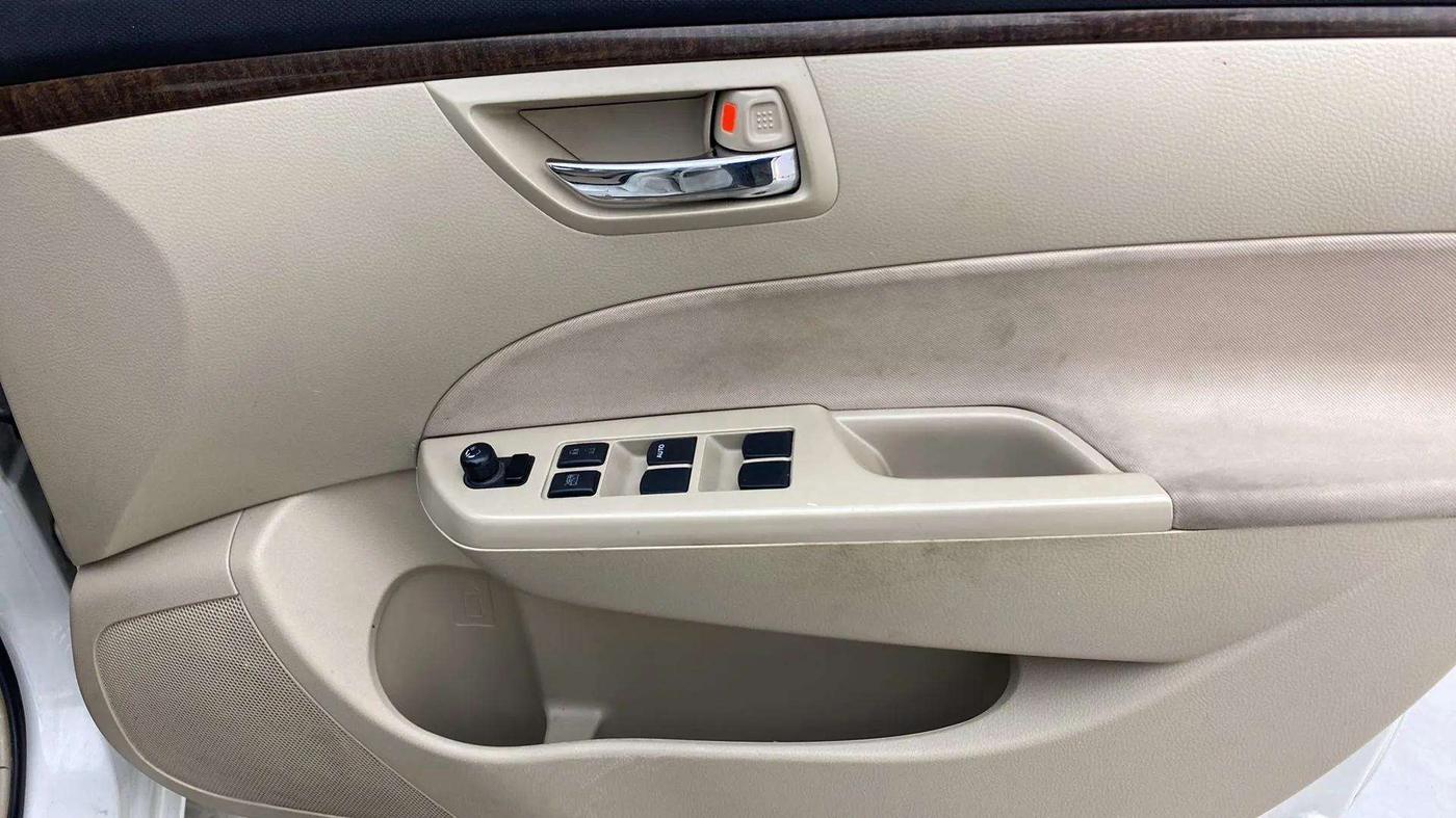 2016 Maruti Swift Dzire VXI, CNG, Manual, 60,684 km, Driver Side Door Panels Control