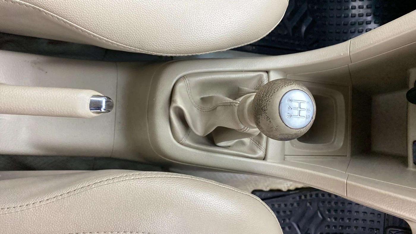 2016 Maruti Swift Dzire VXI, CNG, Manual, 60,684 km, Gear Lever