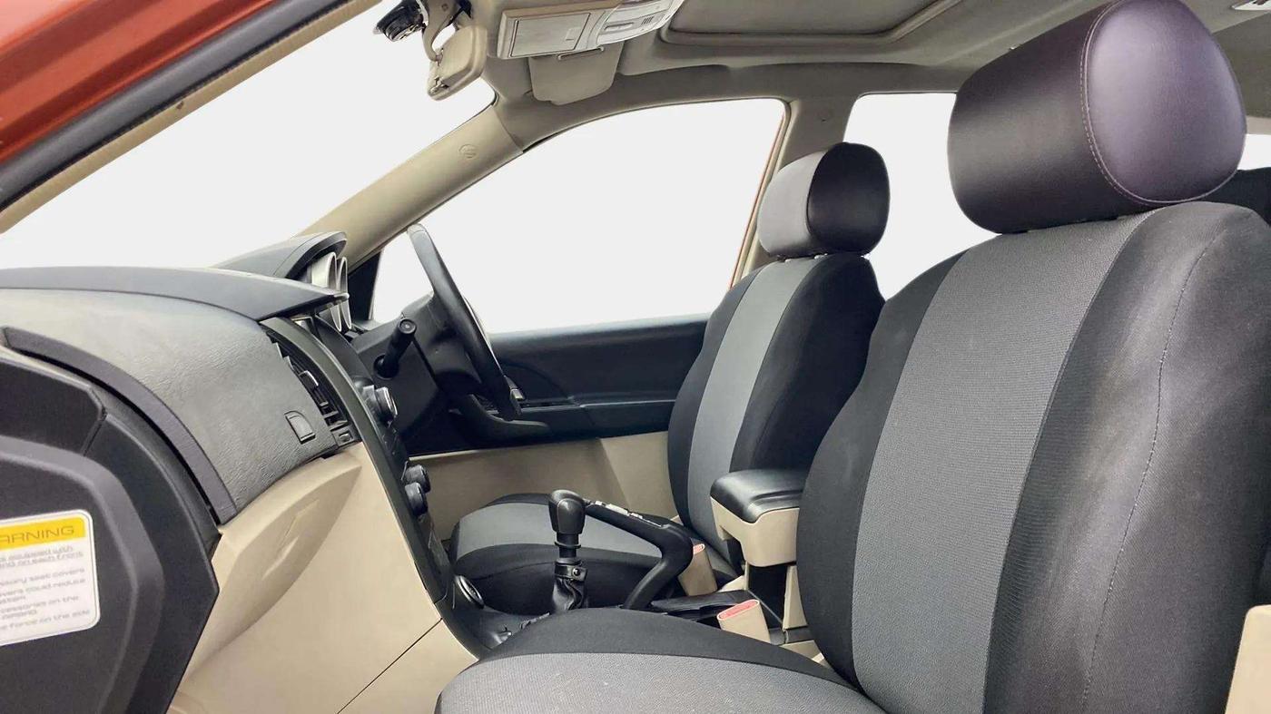 2015 Mahindra XUV500 W10, Diesel, Manual, 76,637 km, Right Side Front Door Cabin
