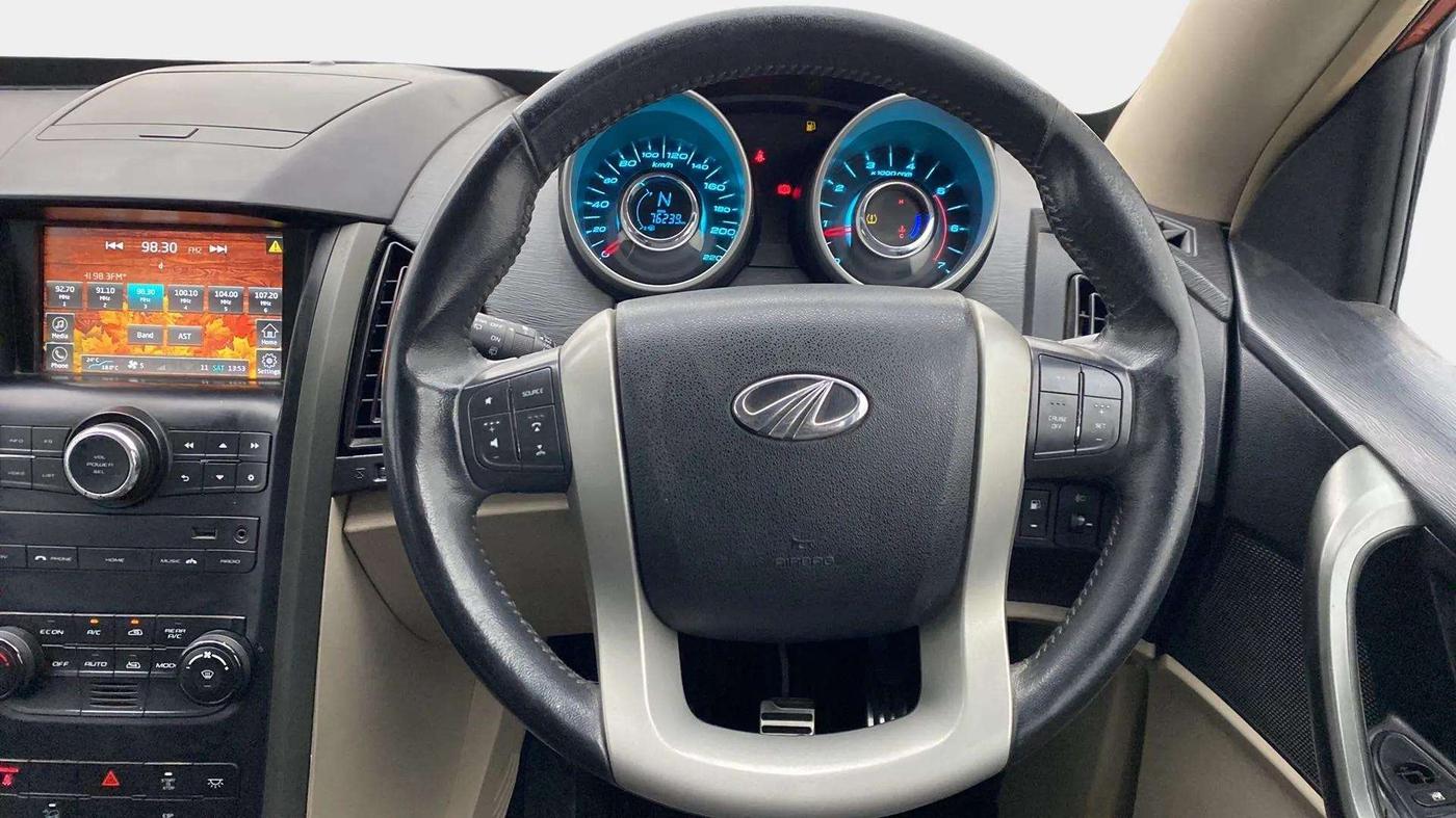 2015 Mahindra XUV500 W10, Diesel, Manual, 76,637 km, Steering Wheel Close Up