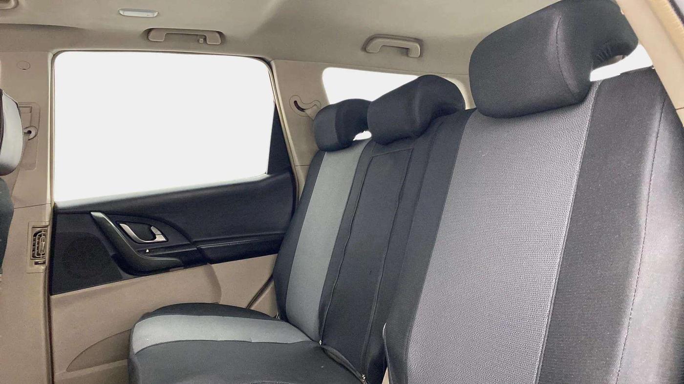 2015 Mahindra XUV500 W10, Diesel, Manual, 76,637 km, Right Side Rear Door Cabin