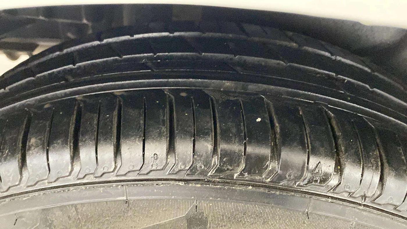 2015 Maruti Swift Dzire ZXI, Petrol, Manual, 49,684 km, Right Front Tyre Tread