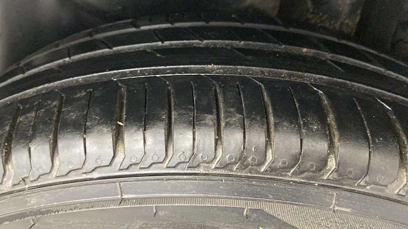 2015 Maruti Swift Dzire ZXI, Petrol, Manual, 49,684 km, Right Rear Tyre Tread