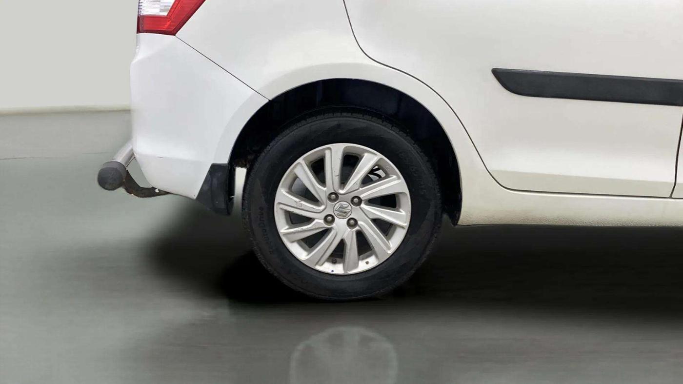 2015 Maruti Swift Dzire ZXI, Petrol, Manual, 49,684 km, Right Rear Wheel