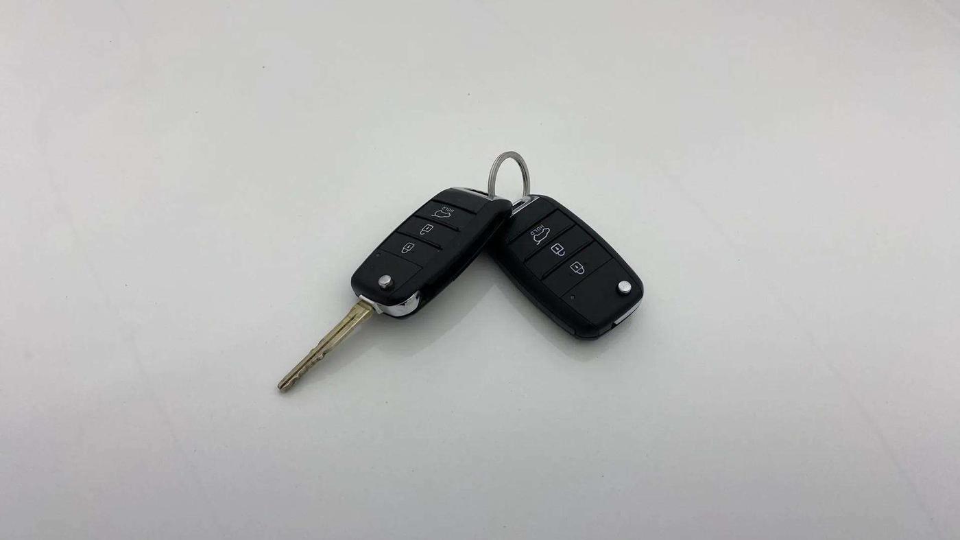 2022 KIA CARENS PRESTIGE 1.4 PETROL 7 STR, Petrol, Manual, 33,209 km, Key Close Up