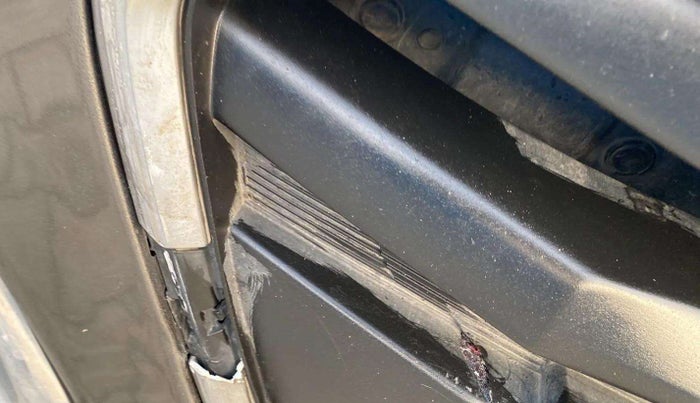 2022 Maruti Dzire ZXI CNG, CNG, Manual, 80,711 km, Front bumper - Chrome strip damage