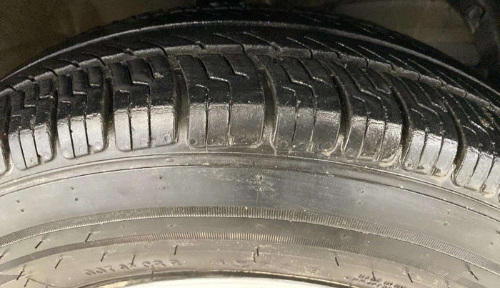 2017 Maruti Dzire VXI, CNG, Manual, 75,143 km, Right Rear Tyre Tread