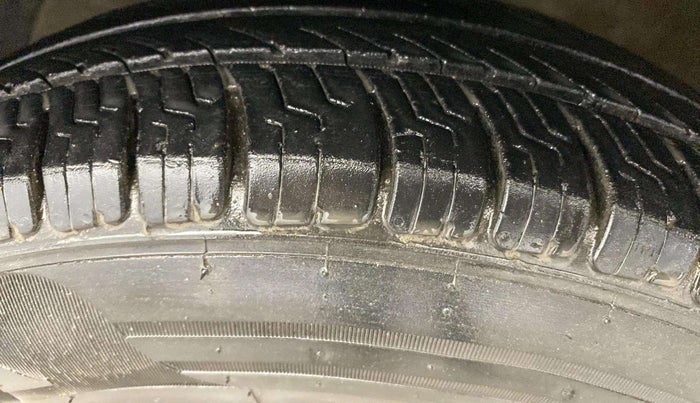 2017 Maruti Dzire VXI, CNG, Manual, 75,143 km, Left Front Tyre Tread