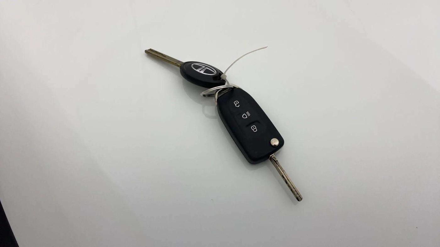 2021 Tata ALTROZ XM PLUS PETROL, CNG, Manual, 59,042 km, Key Close Up