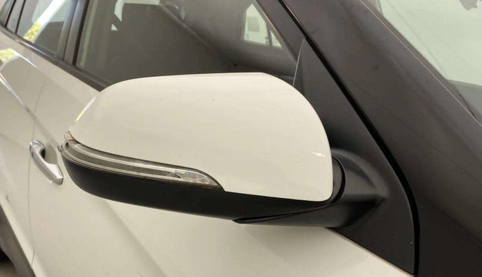2017 Hyundai Creta SX PLUS 1.6 PETROL, Petrol, Manual, 31,598 km, Right rear-view mirror - Indicator light has minor damage