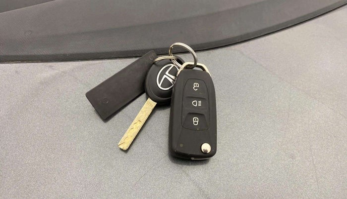 2024 Tata Tiago XT (O) PETROL, Petrol, Manual, 3,059 km, Key Close Up