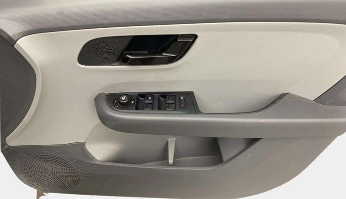 2021 Tata ALTROZ XM PLUS PETROL, Petrol, Manual, 26,362 km, Driver Side Door Panels Control