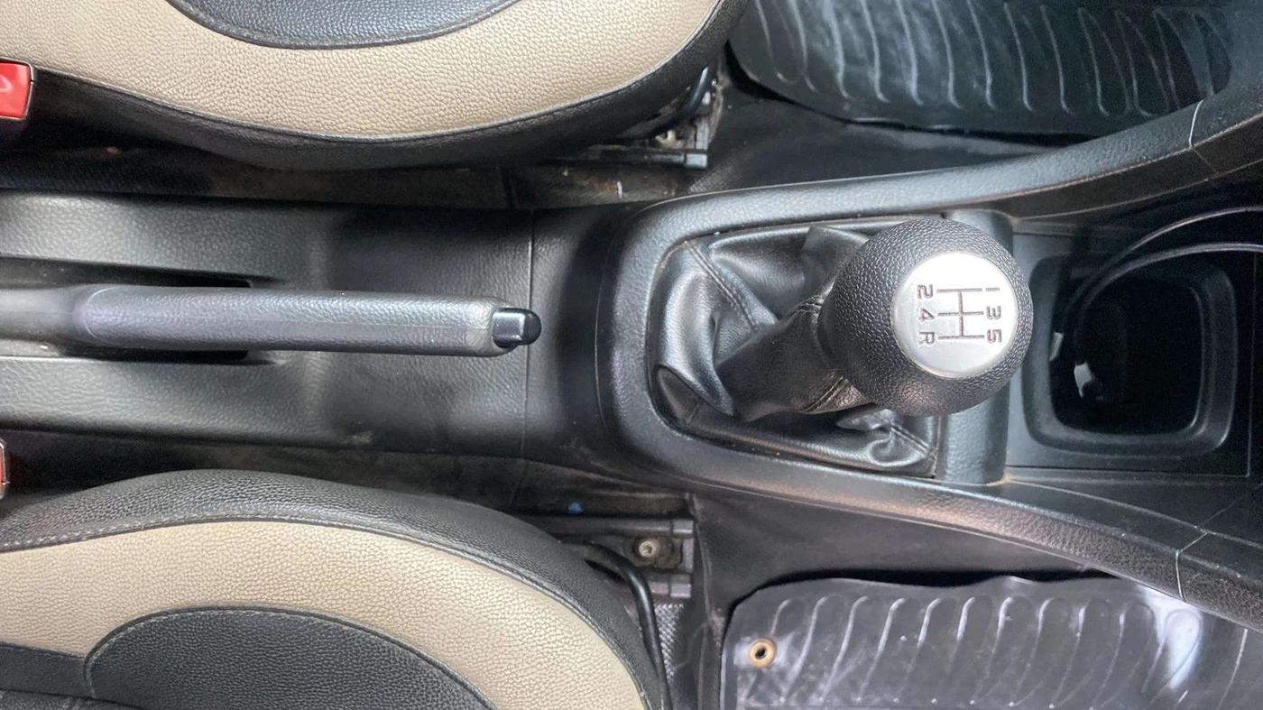 2017 Maruti Swift LXI (O), Petrol, Manual, 33,517 km, Gear Lever