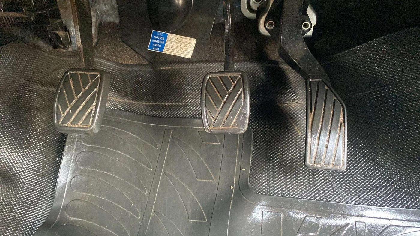 2017 Maruti Swift LXI (O), Petrol, Manual, 33,517 km, Pedals