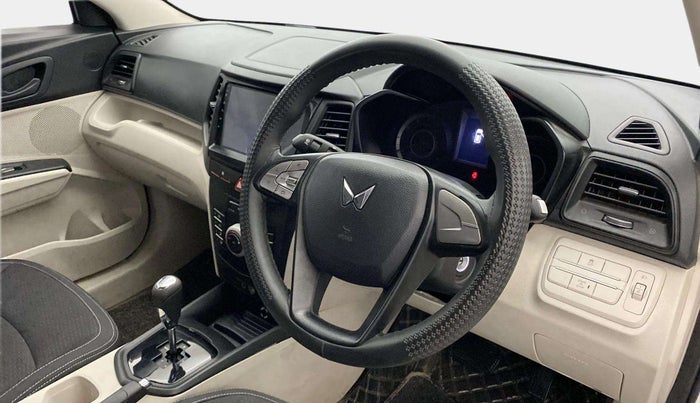 2023 Mahindra XUV300 W6 1.2 PETROL AMT, Petrol, Automatic, 10,788 km, Steering wheel - Sound system control not functional