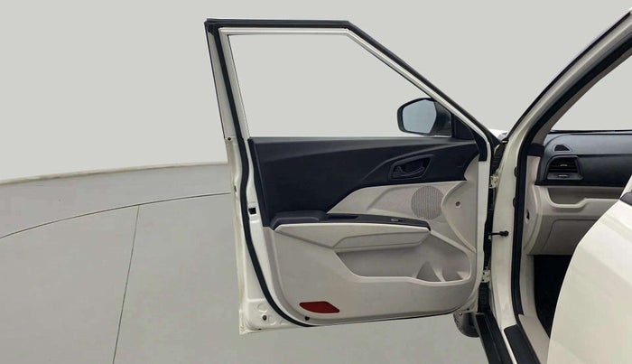 2023 Mahindra XUV300 W6 1.2 PETROL AMT, Petrol, Automatic, 10,788 km, LHS Front Door