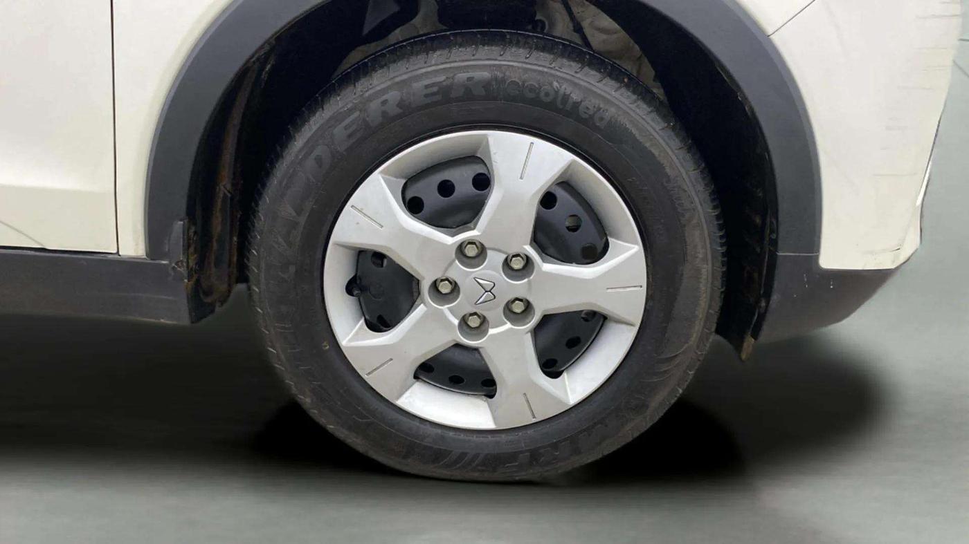 2023 Mahindra XUV300 W6 1.2 PETROL AMT, Petrol, Automatic, 10,788 km, Right Front Wheel