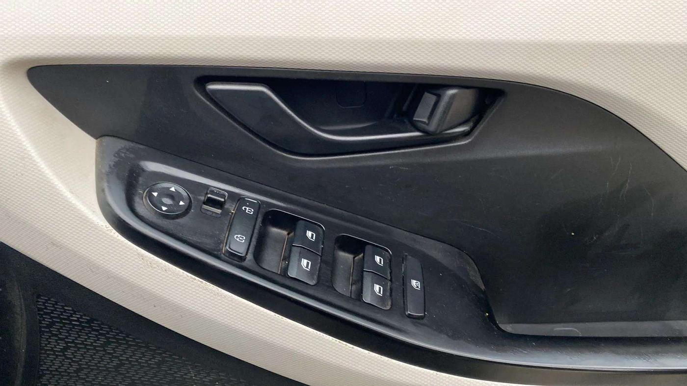 2022 Hyundai Creta EX 1.5 PETROL, Petrol, Manual, 19,805 km, Driver Side Door Panels Control