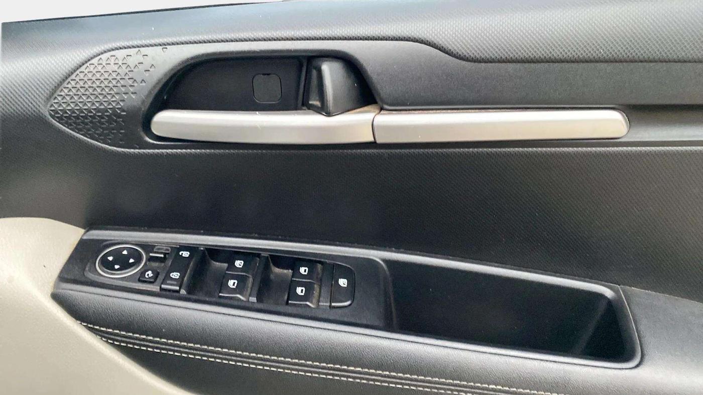 2022 KIA SONET HTX 1.0 IMT, Petrol, Manual, 8,109 km, Driver Side Door Panels Control