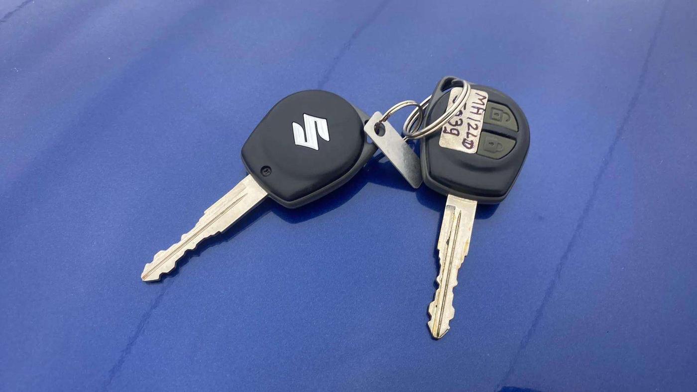 2014 Maruti Swift VXI, Petrol, Manual, 63,388 km, Key Close Up