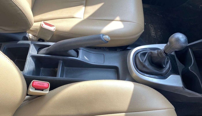 2017 Honda Jazz 1.2L I-VTEC V, Petrol, Manual, 42,742 km, Gear lever - Knob has minor damage